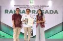 Bupati Bandung Dadang Supriatna diwakili Kepala Dinas Lingkungan Hidup, Asep Kusumah menerima 2 penghargaan Bidang Lingkungan dari Pemprov Jabar, di Plaza Gedung Sate, Rabu (11/12/2024).(Foto: humas) 

