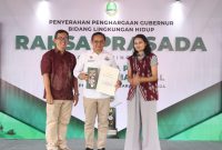 Bupati Bandung Dadang Supriatna diwakili Kepala Dinas Lingkungan Hidup, Asep Kusumah menerima 2 penghargaan Bidang Lingkungan dari Pemprov Jabar, di Plaza Gedung Sate, Rabu (11/12/2024).(Foto: humas) 

