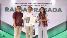 Bupati Bandung Dadang Supriatna diwakili Kepala Dinas Lingkungan Hidup, Asep Kusumah menerima 2 penghargaan Bidang Lingkungan dari Pemprov Jabar, di Plaza Gedung Sate, Rabu (11/12/2024).(Foto: humas) 

