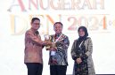 
Pemda Provinsi Jawa Barat melalui Sekda Jabar Herman Suryatman menerima penghargaan Anugerah Dewan Energi Nasional (DEN) Tahun 2024 di Jakarta Convention Center, Rabu (11/12/2024).(Foto: Adpim Jabar)