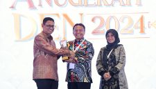 
Pemda Provinsi Jawa Barat melalui Sekda Jabar Herman Suryatman menerima penghargaan Anugerah Dewan Energi Nasional (DEN) Tahun 2024 di Jakarta Convention Center, Rabu (11/12/2024).(Foto: Adpim Jabar)