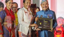 
Pj. Bupati Garut menghadiri rangkaian Kegiatan Anugerah Bangga Berwisata di Indonesia (BBWI) dan Anugrah Bangga Buatan Indonesia (BBI)  2024, di Pendopo Sabha Swagata dan Gesibu Blambangan, Kota Banyuwangi, Jumat (13/12/2024).(Foto:andre/dara)
