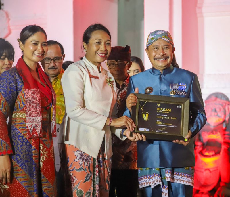 
Pj. Bupati Garut menghadiri rangkaian Kegiatan Anugerah Bangga Berwisata di Indonesia (BBWI) dan Anugrah Bangga Buatan Indonesia (BBI)  2024, di Pendopo Sabha Swagata dan Gesibu Blambangan, Kota Banyuwangi, Jumat (13/12/2024).(Foto:andre/dara)
