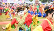 

Beragam kesenian tari mewarnai Pembukaan Pekan Kebudayaan Daerah Jawa Barat di Taman Kota Lapangan Merdeka, Kota Sukabumi, Minggu (15/12/2024). (Foto: biro adpim jabar)
