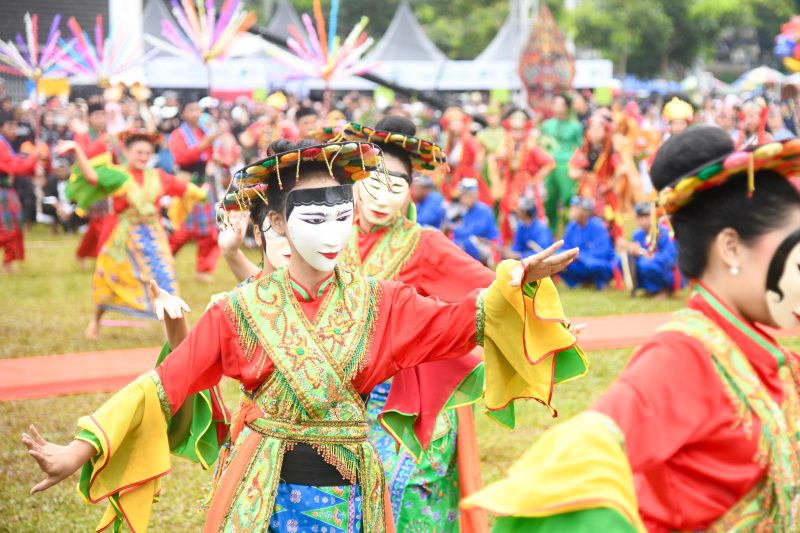 

Beragam kesenian tari mewarnai Pembukaan Pekan Kebudayaan Daerah Jawa Barat di Taman Kota Lapangan Merdeka, Kota Sukabumi, Minggu (15/12/2024). (Foto: biro adpim jabar)
