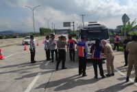 
Petugas Dishub Kabupaten Bandung pantau volume dan cek kelaikan kendaraan di 3 lokasi. (Foto: aji/dara)
