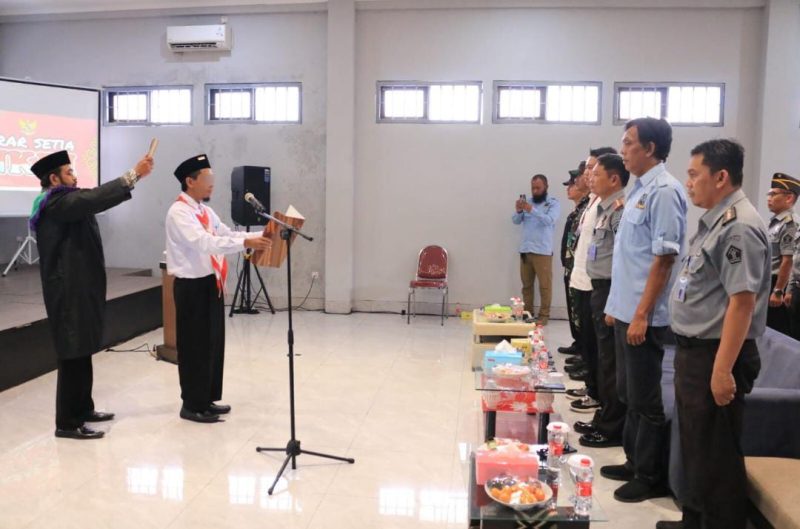 
Seorang Narapidana Tindak Pidana Terorisme Lapas Banceuy Bandung menyatakan Ikrar Setia kepada Negara Kesatuan Republik Indonesia di Aula Gedung Teknis Lapas Banceuy, Jumat (20/12/2024). (Foto: maji/dara)
      
