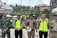 Anggota Polsek Pasirwangi, Polres Garut, bersama TNI melakukan kegiayan pengamanan dan patroli di Objek Wisata Darajat, Kecamatan Pasirwangi, Kabupaten Garut, Sabtu (21/12/2024)(Foto: Istimewa)