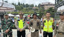 Anggota Polsek Pasirwangi, Polres Garut, bersama TNI melakukan kegiayan pengamanan dan patroli di Objek Wisata Darajat, Kecamatan Pasirwangi, Kabupaten Garut, Sabtu (21/12/2024)(Foto: Istimewa)