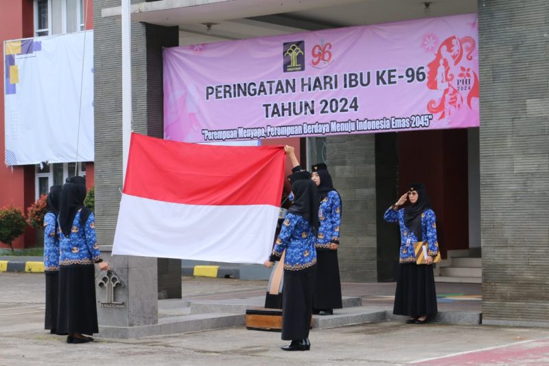 
Lapas Kelas IIA Banceuy Bandung menggelar upacara memperingati Hari Ibu di lapangan Upacara Lapas Banceuy, Jalan Soekarno-Hatta, Bandung, Minggu (22/12/2024).(Foto: maji/dara)
