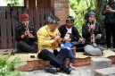 
Sekda Jabar Herman Suryatman saat membuka Festival Gandrung Mulasara Panen Karya Tatanen di Bale Atikan Mandala Karsa, Kabupaten Purwakarta, Kamis (26/12/2024).(Foto: biro adpim jabar)
