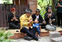 
Sekda Jabar Herman Suryatman saat membuka Festival Gandrung Mulasara Panen Karya Tatanen di Bale Atikan Mandala Karsa, Kabupaten Purwakarta, Kamis (26/12/2024).(Foto: biro adpim jabar)
