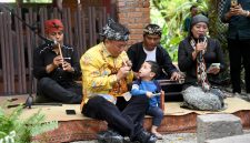 
Sekda Jabar Herman Suryatman saat membuka Festival Gandrung Mulasara Panen Karya Tatanen di Bale Atikan Mandala Karsa, Kabupaten Purwakarta, Kamis (26/12/2024).(Foto: biro adpim jabar)
