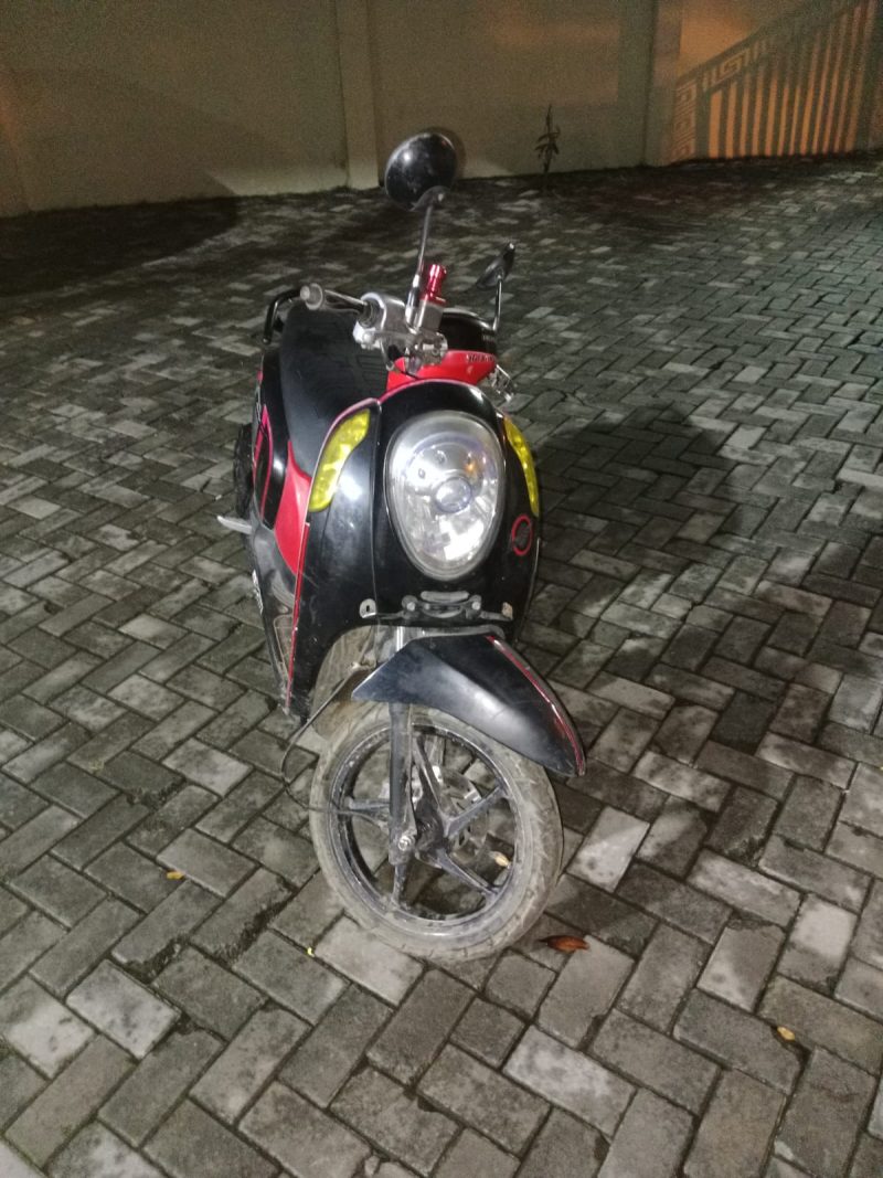 Barang bukti hasil kejahatan satu unit sepeda motor Honda Scoopy, diamankan polisi dari para pelaku, Sabtu (28/12/2024)(Foto: Ist)