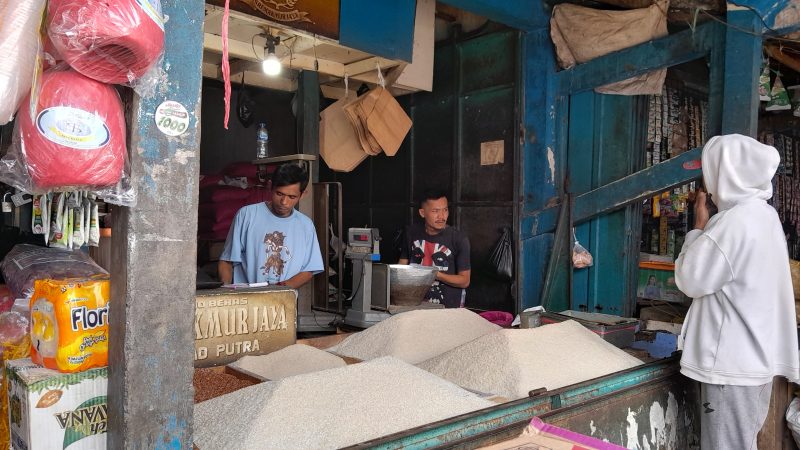 Jelang Tahun Baru 2025, harga sejumlah komoditi di Pasar Induk Guntur Ciawitali Garut mengalami kenaikan, salah satunya beras antara Rp1.000 sampai Rp1.500 per kg, Senin (30/12/2024)(Foto: Istimewa)