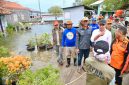 
Penjabat Gubernur Jawa Barat Bey Machmudin meninjau lokasi banjir rob di Desa Mayangan, Kecamatan Legonkulon, Kabupaten Subang, Minggu (15/12/2024).(Foto: biro adpim jabar)

