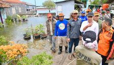 
Penjabat Gubernur Jawa Barat Bey Machmudin meninjau lokasi banjir rob di Desa Mayangan, Kecamatan Legonkulon, Kabupaten Subang, Minggu (15/12/2024).(Foto: biro adpim jabar)

