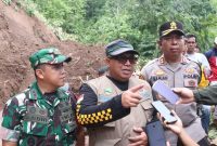 Bupati Sukabumi H Marwan Hamami beserta unsur Forkopimda tinjau lokasi longsor di Kampung Cimapag, RT03 RW09 Desa Loji, Kecamatan Simpenan, Kamis (26/12/2024)(Foto: Ist)