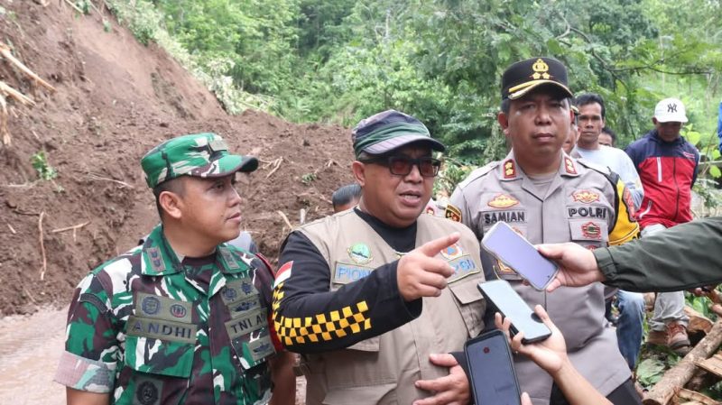 Bupati Sukabumi H Marwan Hamami beserta unsur Forkopimda tinjau lokasi longsor di Kampung Cimapag, RT03 RW09 Desa Loji, Kecamatan Simpenan, Kamis (26/12/2024)(Foto: Ist)