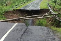 
Akibat cuaca ekstrem jembatan ambruk di ruas jalan Loji - Puncak Darma, Km Bdg 161+784, Kabupaten Sukabumi, Jawa Barat ambruk sekitar pukul 05.00 WIB, Rabu (4/12/2024). (Foto: biro adpim jabar).
