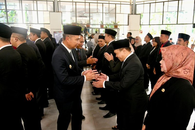 

 Penjabat Gubernur Jawa Barat Bey Machmudin melantik dan Pengambilan Sumpah Janji PNS dalam Jabatan Fungsional di Lingkungan Pemerintah Daerah Provinsi Jawa Barat, di Gedung Sate, Kota Bandung, Senin (23/12/2024).(Foto: biro adpim jabar) 
