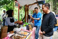 
Pj Gubernur Jawa Barat Bey Machmudin menghadiri Pasar Pasisian Leuweung Taman Hutan Raya Ir. H. Djuanda di Kabupaten Bandung, Minggu (22/12/2024).(Foto: Biro Adpim Jabar)

