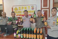 
Jajaran Polsek Pasirwangi, bersama TNI menunjukan puluhan botol miras hasil razia yang diduga akan dijual pada malam tahun baru, Selasa (31/12/2024).(Foto: andre/dara)

