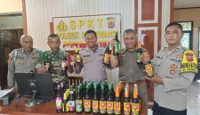 
Jajaran Polsek Pasirwangi, bersama TNI menunjukan puluhan botol miras hasil razia yang diduga akan dijual pada malam tahun baru, Selasa (31/12/2024).(Foto: andre/dara)

