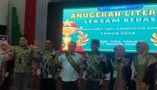 
Sejumlah pejabat Pemkab Kabupaten Bandung saat mejeng di acara Anugerah Literasi Leksam Bedas Tingkat SMP/MTs Kabupaten Bandung tahun 2024 digelar di Gedung Moch Toha Komplek Pemkab Bandung, Soreang, Sabtu (11/1/2025). (Foto: humas)
