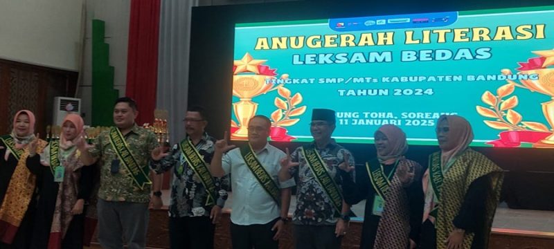 
Sejumlah pejabat Pemkab Kabupaten Bandung saat mejeng di acara Anugerah Literasi Leksam Bedas Tingkat SMP/MTs Kabupaten Bandung tahun 2024 digelar di Gedung Moch Toha Komplek Pemkab Bandung, Soreang, Sabtu (11/1/2025). (Foto: humas)
