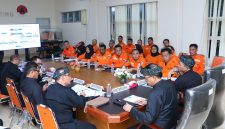 

Bupati Bandung Dadag Supriana melaksanakan kunjungan kerja dan ekspos di Kantor BPBD Kabupaten Bandung, Soreang, Kamis (23/1/2025).(Foto: humas)

