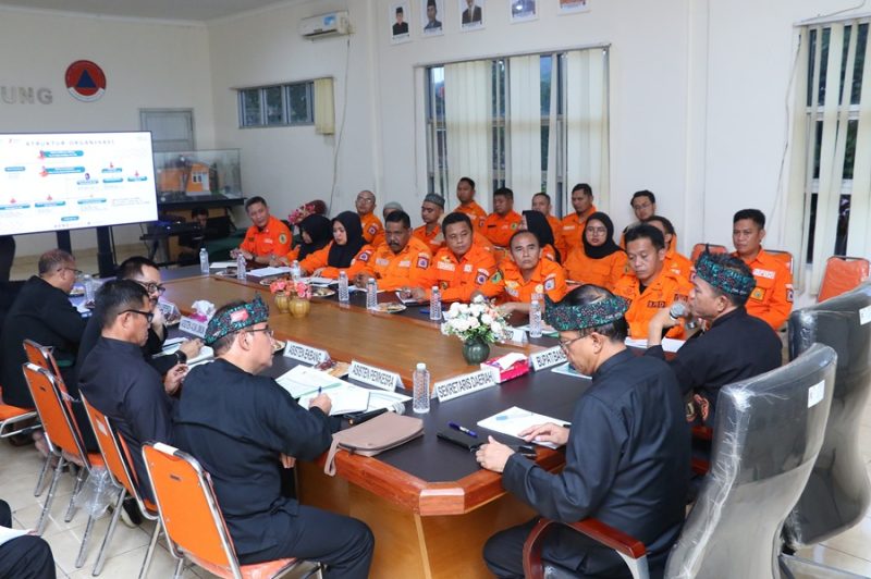 

Bupati Bandung Dadag Supriana melaksanakan kunjungan kerja dan ekspos di Kantor BPBD Kabupaten Bandung, Soreang, Kamis (23/1/2025).(Foto: humas)

