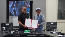 
Kepala Dinas Pariwisata dan Kebudayaan Jawa Barat Benny Bachtiar (kiri) bersama Ketua Tim WBTB Jawa Barat Bucky Wibawa Karya Guna saat pengumuman 42 karya budaya menjadi WBTB, di Kota Bandung, Kamis (9/1/2025).(Foto: deram/dara)
