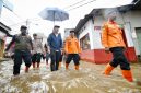 
Penjabat Gubernur Provinsi Jawa Barat, Bey Machmudin didampingi Kepala Pelaksana BPBD Kabupaten Bandung Uka Suska Puji Utama saat meninjau banjir di Kabupaten Bandung. (Foto: dok/dara) 
