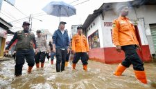 
Penjabat Gubernur Provinsi Jawa Barat, Bey Machmudin didampingi Kepala Pelaksana BPBD Kabupaten Bandung Uka Suska Puji Utama saat meninjau banjir di Kabupaten Bandung. (Foto: dok/dara) 
