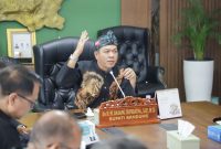 
 Bupati Bandung Dadang Supruiatna saat Rakor Pembahasan Proses Penjaminan Proyek KPBU Alat Penerangan Jalan (APJ), di Ruang Rapat Bupati di Soreang, Kamis (23/1/2025).(Foto: humas)
