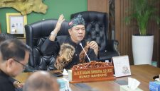 
 Bupati Bandung Dadang Supruiatna saat Rakor Pembahasan Proses Penjaminan Proyek KPBU Alat Penerangan Jalan (APJ), di Ruang Rapat Bupati di Soreang, Kamis (23/1/2025).(Foto: humas)
