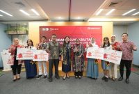 
CIMB Niaga menetapkan empat siswa sebagai Duta Literasi Keuangan, di Jakarta, Kamis (23/1/2024).(Foto: Ist)

