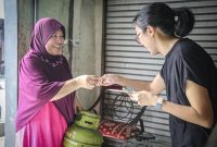 
Pertamina Patra Niaga mengajak masyarakat mengenali pangkalan LPG 3 kg sebagai rantai distribusi resmi pejual LPG 3Kg bersubsidi. (Foto: humas Pertamina)
