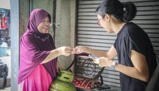 
Pertamina Patra Niaga mengajak masyarakat mengenali pangkalan LPG 3 kg sebagai rantai distribusi resmi pejual LPG 3Kg bersubsidi. (Foto: humas Pertamina)
