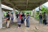 Komisi IV DPRD Kabupaten Bandung Barat (KBB) meninjau pembangunan proyek Gedung Pemuda di sekitar Kotabaru Parahyangan-Padalarang yang mangkrak, Senin (30/1/2025).(Foto:heny/dara)

