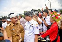 
Penjabat Gubernur Jawa Barat Bey Machmudin Menghadiri Peringatan Hari Desa Nasional Tahun 2025 di Desa Cibereum Kulon, Kecamatan Cimalaka, Kabupaten Sumedang, Rabu (15/1/2025). (Foto : biro adpim jabar)
