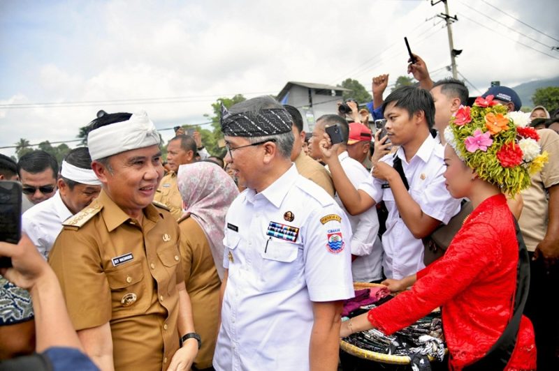 
Penjabat Gubernur Jawa Barat Bey Machmudin Menghadiri Peringatan Hari Desa Nasional Tahun 2025 di Desa Cibereum Kulon, Kecamatan Cimalaka, Kabupaten Sumedang, Rabu (15/1/2025). (Foto : biro adpim jabar)
