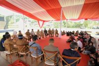 
Sekretaris Daerah Provinsi Jawa Barat Herman Suryatman meninjau persiapan acara Hari Desa Tingkat Nasional di Desa Cibeureum Kulon, Kecamatan Cimalaka, Kabupaten Sumedang, Senin (13/1/2025).(Foto: Biro Adpim Jabar)