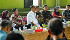 
Sekretaris Daerah Provinsi Jawa Barat Herman Suryatman menghadiri rapat koordinasi dan monitoring persiapan Hari Desa 2025 di Kecamatan Cimalaka, Kabupaten Sumedang, Kamis (2/1/2025).(Foto: biro adpim jabar)

