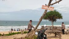 
Personel Polsek Cikelet, Polres Garut, melakukan pengamanan di Pos Pam Wisata Pantai Santolo, Kecamatan Cikelet, Kabupaten Garut, Kamis (2/1/2025).(Foto: andre/dara)
