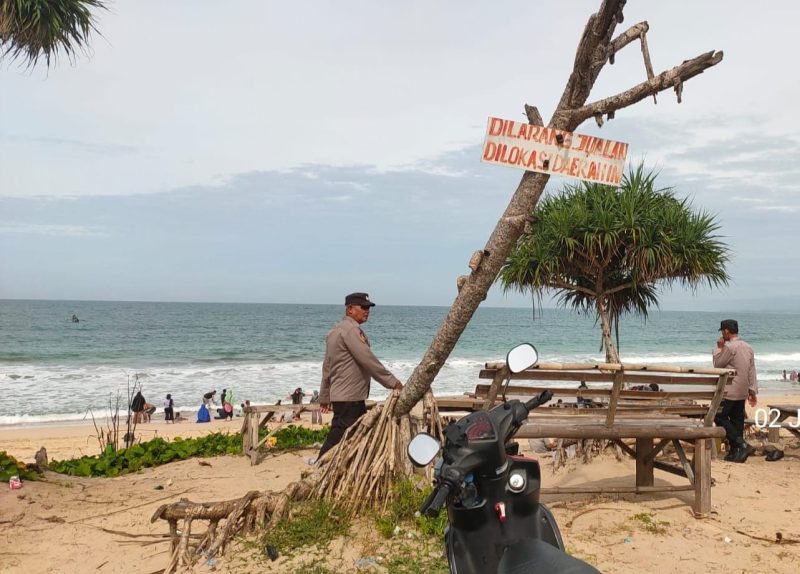 
Personel Polsek Cikelet, Polres Garut, melakukan pengamanan di Pos Pam Wisata Pantai Santolo, Kecamatan Cikelet, Kabupaten Garut, Kamis (2/1/2025).(Foto: andre/dara)
