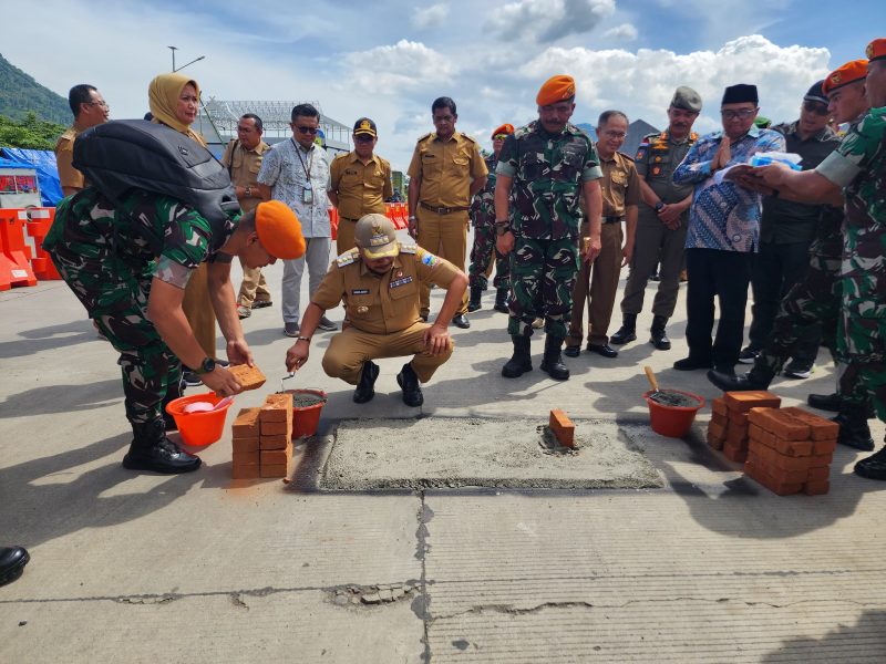 Pj. Bupati Garut, Barnas Adjidin, bersama Komandan Komando Pasukan Gerak Cepat (Kopasgat), Marsekal Muda TNI Yudi Bustami,  melakukan peletakan batu pertama Pembangunan Monumen Pesawat AS-202 Bravo yang bertempat di depan Kantor Kecamatan Kadungora, Kabupaten Garut, Senin (6/1/2025)(Foto: Ist)