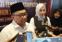 Bupati Garut terpilih, Abdusy Syakur Amin, didampingi Wakil Bupati, Putri Karlina, memberikan keterangan kepada wartawan usai penetapan di Hotel Santika Garut, Kamis (9/1/2025)(Foto: Ist)