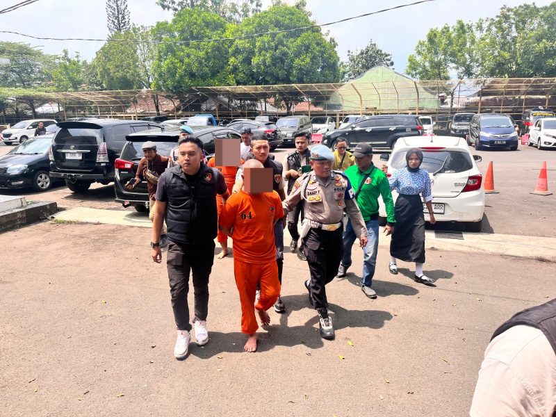 
Tersangka EA (50) dan PR (36), pelaku pembunuhan di Kadungora Garut digiring petugas untuk dihadirkan dalam konferensi pers di Mapolres Garut, Kamis (16/1/2025).(Foto: andre/dara)
